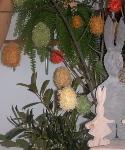 Bunte flauschige Ostereier